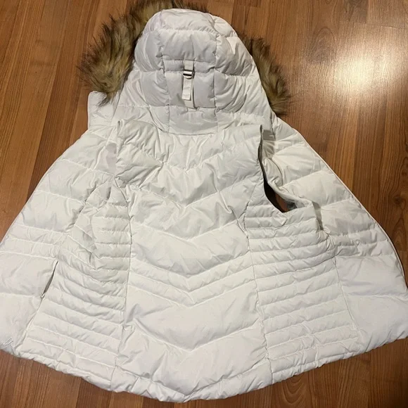 Alpine Women's Ivory Vest with Faux Fur Trim - Picture 3 of 3